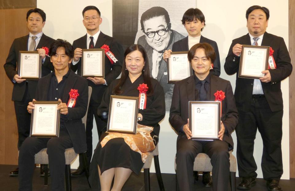 授賞式に出席した（前列左から）増本淳氏、村田千恵子氏、松橋真三氏、（後列同）唯野友歩氏、岡田翔太氏、山田兼司氏、伊藤太一氏、