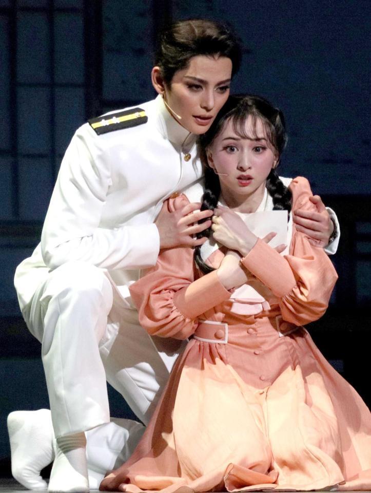 宝塚雪組「波うららかに、めおと日和」の朝美絢（左）と音彩唯