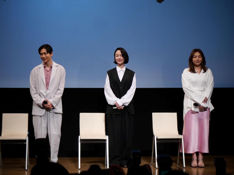 会見に登場した（左から）松下洸平、黒木華、野呂佳代