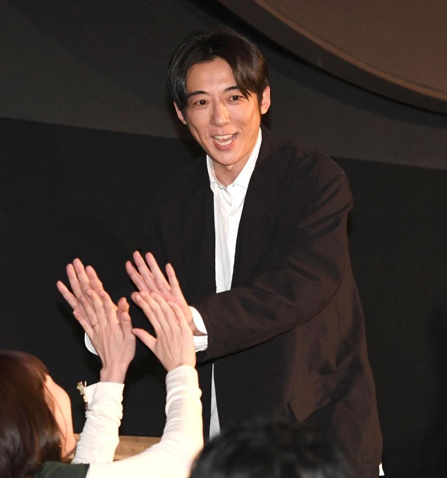 観客とタッチしながら入場する高橋一生＝ＴＯＨＯシネマズ六本木ヒルズ（撮影・佐藤厚）