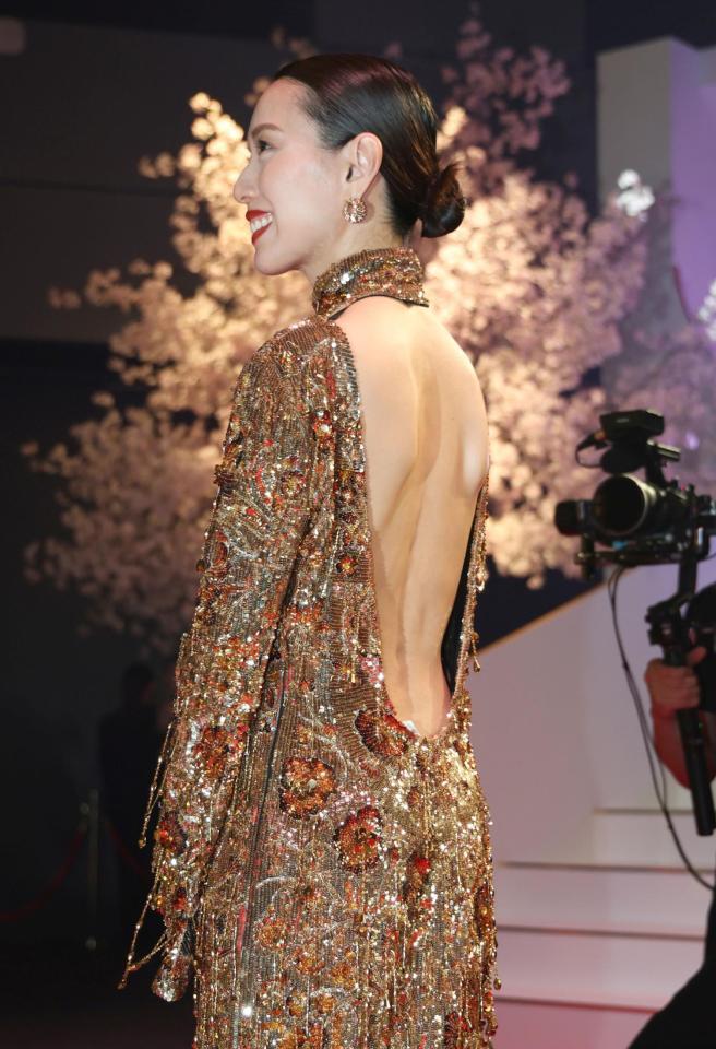 背中が大きく空いたドレスで登場した戸田恵梨香（撮影・棚橋慶太）