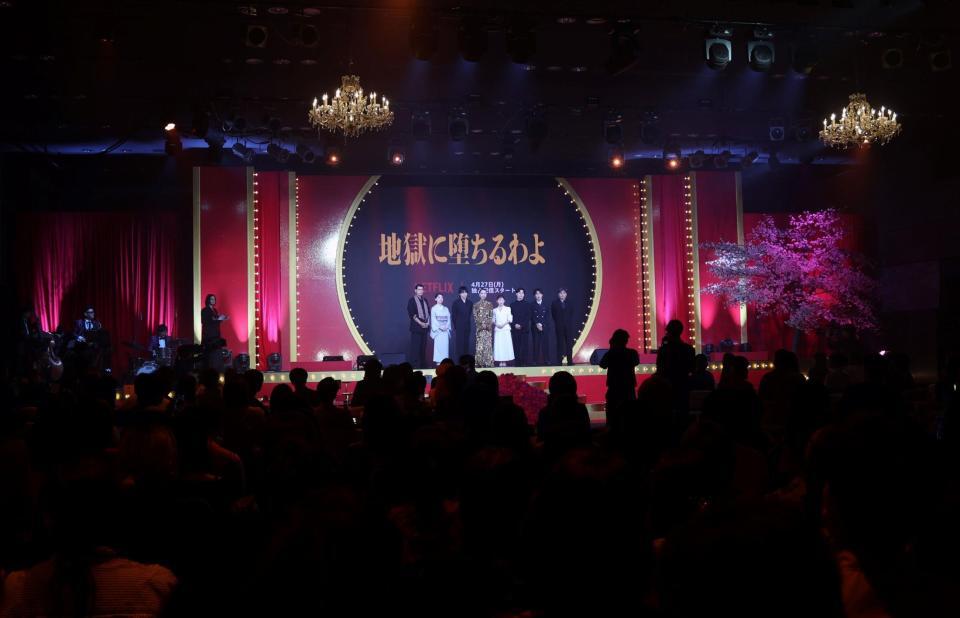 「地獄に墜ちるわよ」配信記念イベントに出席した戸田恵梨香（左から４人目）ら（撮影・棚橋慶太）