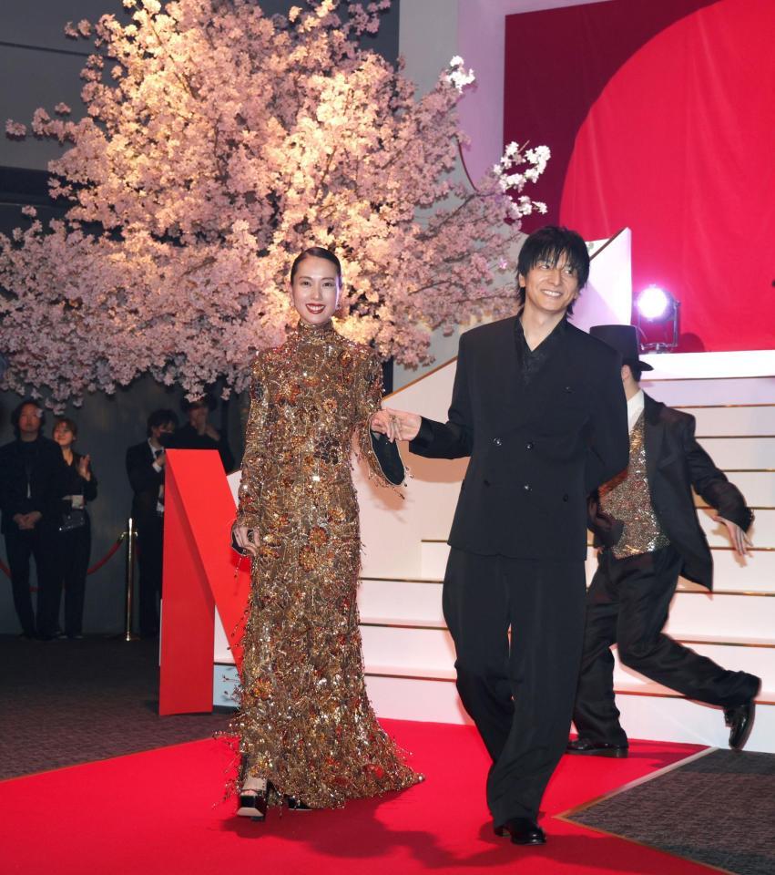 生田斗真（右）とレッドカーペットを歩いて登場した戸田恵梨香（撮影・棚橋慶太）