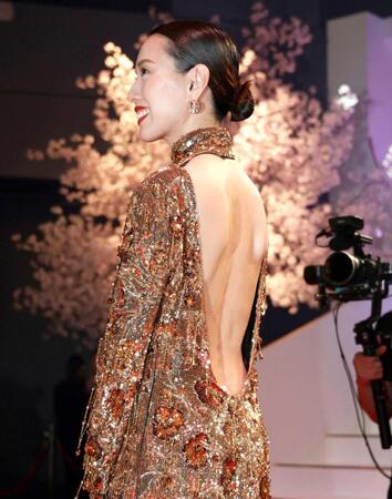 背中が大きく空いたドレスで登場した戸田恵梨香（撮影・棚橋慶太）