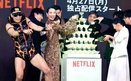 レイザーラモンＨＧ（左端）のネタに合わせシャンパンタワーにシャンパンを注ぐ戸田恵梨香（左から３人目）ら登壇者（撮影・棚橋慶太）