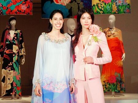 祖母・森英恵さんデザインのファションを着こなした森泉（左）と森星