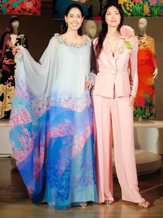 祖母・森英恵さんがデザインした衣装で登場した森泉（左）と森星姉妹