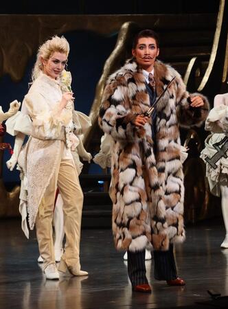 宝塚雪組「DayDream Dali」主演した瀬央ゆりあ（右）、華世京