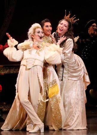 宝塚雪組「DayDream Dali」主演した瀬央ゆりあ（中央）、華世京、専科・輝月ゆうま