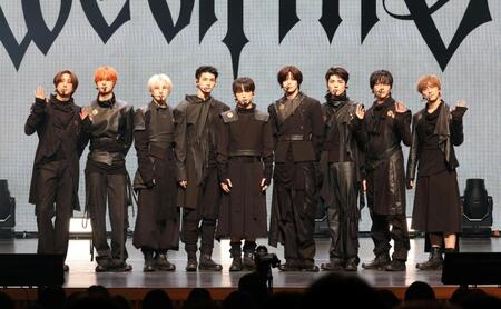 ポーズをとる＆ＴＥＡＭの（左から）ＦＵＭＡ、ＥＪ、ＹＵＭＡ、ＪＯ、ＨＡＲＵＡ、Ｋ、ＭＡＫＩ、ＮＩＣＨＯＬＡＳ、ＴＡＫＩ（撮影・石井剣太郎）