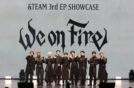 ポーズをとる＆ＴＥＡＭの（左から）ＦＵＭＡ、ＥＪ、ＹＵＭＡ、ＪＯ、ＨＡＲＵＡ、Ｋ、ＭＡＫＩ、ＮＩＣＨＯＬＡＳ、ＴＡＫＩ（撮影・石井剣太郎）