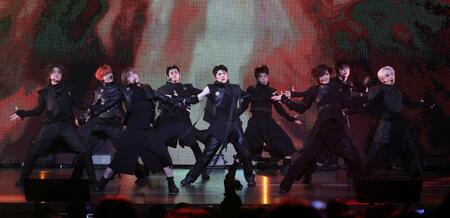 歌唱する＆ＴＥＡＭの（左から）ＦＵＭＡ、ＥＪ、ＴＡＫＩ、ＪＯ、ＭＡＫＩ、ＨＡＲＵＡ、Ｋ、ＮＩＣＨＯＬＡＳ、ＹＵＭＡ（撮影・石井剣太郎）