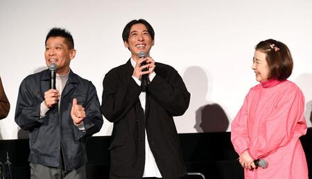 柳沢慎吾（左）と岸本加世子（右）がサプライズで登場し、爆笑する高橋一生（中央）＝ＴＯＨＯシネマズ六本木ヒルズ（撮影・佐藤厚）