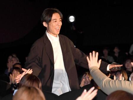 観客とタッチしながら入場する高橋一生＝ＴＯＨＯシネマズ六本木ヒルズ（撮影・佐藤厚）