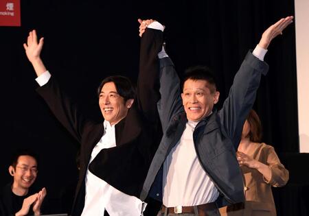 バンザイしながら会場を後にする高橋一生（左）と柳沢慎吾＝ＴＯＨＯシネマズ六本木ヒルズ（撮影・佐藤厚）