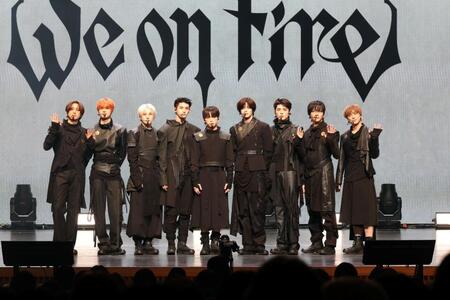 ポーズをとる＆ＴＥＡＭの（左から）ＦＵＭＡ、ＥＪ、ＹＵＭＡ、ＪＯ、ＨＡＲＵＡ、Ｋ、ＭＡＫＩ、ＮＩＣＨＯＬＡＳ、ＴＡＫＩ（撮影・石井剣太郎）