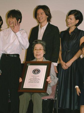 イベントに登場した菅井きん（前列中央）。後列右から、清水美砂、岡本健一、吉原拓弥（０８年撮影）