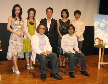 映画「２２才の別れ」の試写会に出席した（後列右から）寺尾由布樹、清水美砂、筧利夫、鈴木聖奈、中村美玲、（前列右から）伊勢正三、大林宣彦監督（０７年撮影）