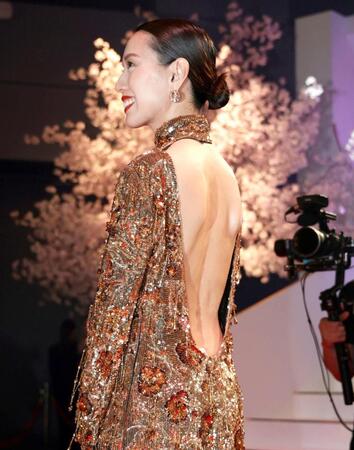 背中が大きく空いたドレスで登場した戸田恵梨香（撮影・棚橋慶太）