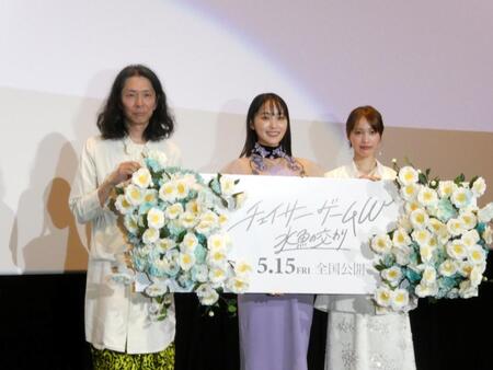 撮影に応じる（左から）太田勇監督、菅井友香、中村ゆりか