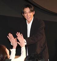 観客とタッチしながら入場する高橋一生＝ＴＯＨＯシネマズ六本木ヒルズ（撮影・佐藤厚）