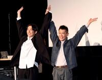 バンザイしながら会場を後にする高橋一生（左）と柳沢慎吾（撮影・佐藤厚）