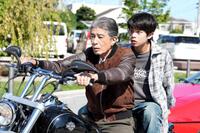 主演の舘ひろし（左）と共演の黒川想矢（（Ｃ）２０２６「免許返納！？」製作委員会）