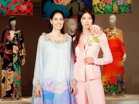 祖母・森英恵さんデザインのファションを着こなした森泉（左）と森星