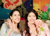 仲良く肩を寄せ合う森泉（左）と森星