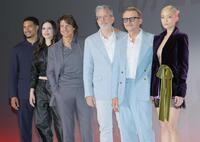 映画「ミッション：インポッシブル／ファイナル・レコニング」で来日会見を行った（左から）グレッグ・ターザン・デイヴィス、ヘイリー・アトウェル、トム・クルーズ、クリストファー・マッカリー監督、サイモン・ペッグ、ポム・クレメンティエフ＝２０２５年５月