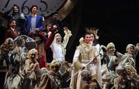 宝塚雪組「DayDream Dali」主演した瀬央ゆりあ（中央