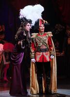 宝塚雪組「DayDream Dali」主演した瀬央ゆりあ（右）、輝月ゆうま