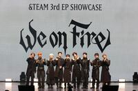 ポーズをとる＆ＴＥＡＭの（左から）ＦＵＭＡ、ＥＪ、ＹＵＭＡ、ＪＯ、ＨＡＲＵＡ、Ｋ、ＭＡＫＩ、ＮＩＣＨＯＬＡＳ、ＴＡＫＩ（撮影・石井剣太郎）