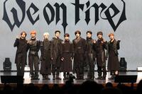 ポーズをとる＆ＴＥＡＭの（左から）ＦＵＭＡ、ＥＪ、ＹＵＭＡ、ＪＯ、ＨＡＲＵＡ、Ｋ、ＭＡＫＩ、ＮＩＣＨＯＬＡＳ、ＴＡＫＩ（撮影・石井剣太郎）