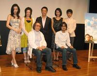 映画「２２才の別れ」の試写会に出席した（後列右から）寺尾由布樹、清水美砂、筧利夫、鈴木聖奈、中村美玲、（前列右から）伊勢正三、大林宣彦監督（０７年撮影）