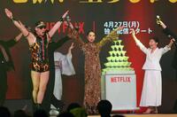 レイザーラモンＨＧ（左）と「フォー！」と叫ぶ戸田恵梨香（中央）と伊藤沙莉＝東京・ベルサール渋谷ファースト（撮影・棚橋慶太）