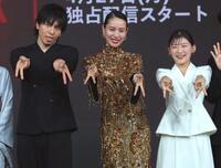 ギャルピースする（左から）生田斗真、戸田恵梨香、伊藤沙莉＝東京・ベルサール渋谷ファースト（撮影・棚橋慶太）