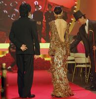 生田斗真（左）とレッドカーペットを歩いて登場した戸田恵梨香＝東京・ベルサール渋谷ファースト（撮影・棚橋慶太）