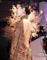 背中が大きく空いたドレスで登場した戸田恵梨香（撮影・棚橋慶太）