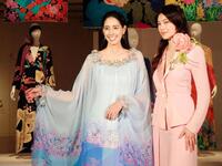 祖母・森英恵さんのデザインを着こなした森泉（左）と森星