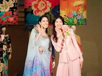 仲良く肩を寄せ合う森泉（左）と森星