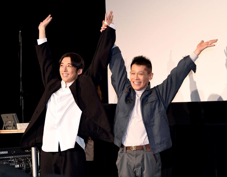 バンザイしながら会場を後にする高橋一生（左）と柳沢慎吾（撮影・佐藤厚）