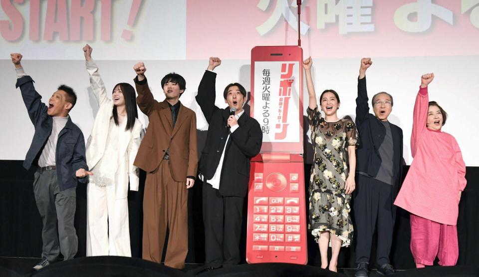 気合の入る（左から）柳沢慎吾、横田真悠、鈴鹿央士、高橋一生、中村アン、小日向文世、岸本加世子（撮影・佐藤厚）