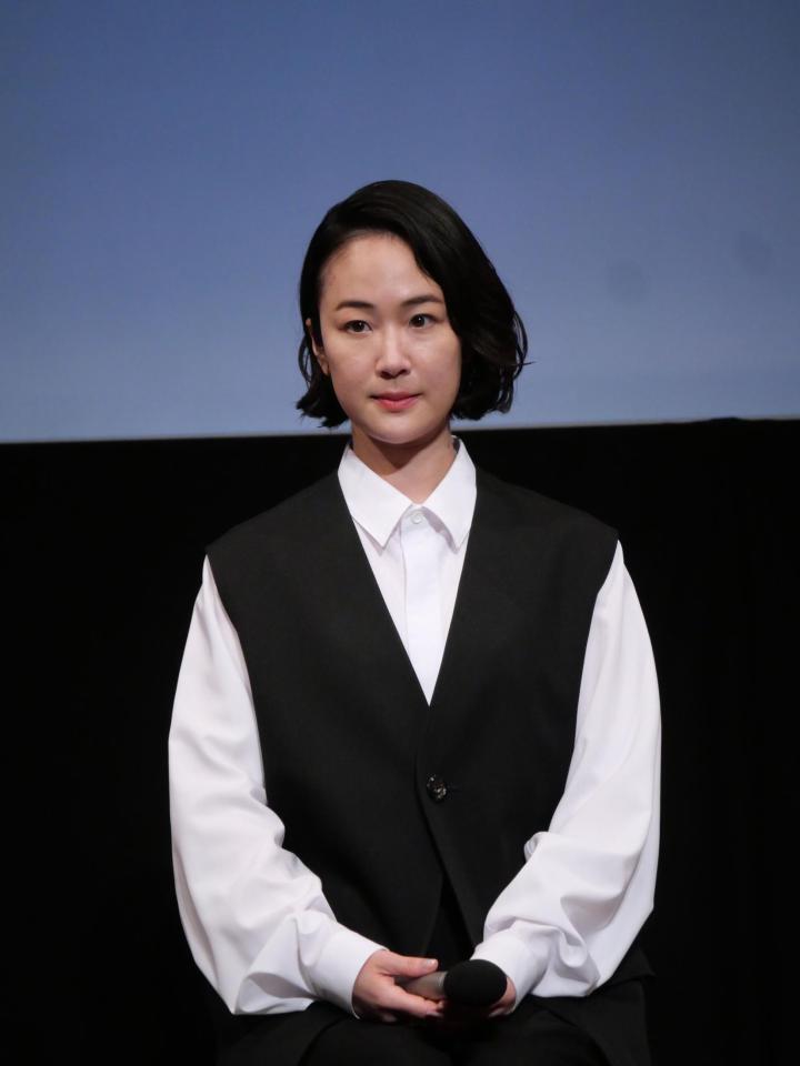 会見に登場した黒木華