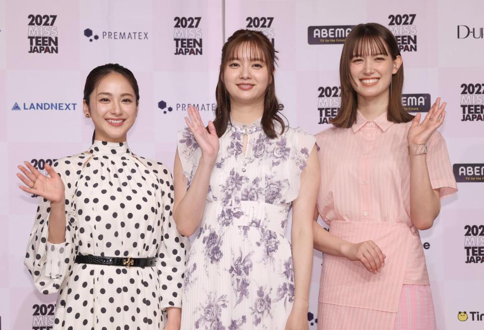 手を振る（左から）平祐奈、新川優愛、トラウデン直美＝東京・浜離宮朝日ホール（撮影・佐々木彰尚）