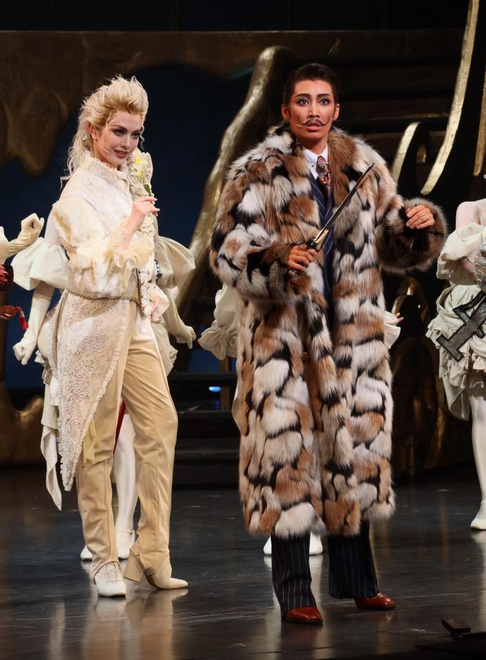 宝塚雪組「DayDream Dali」主演した瀬央ゆりあ（右）、華世京