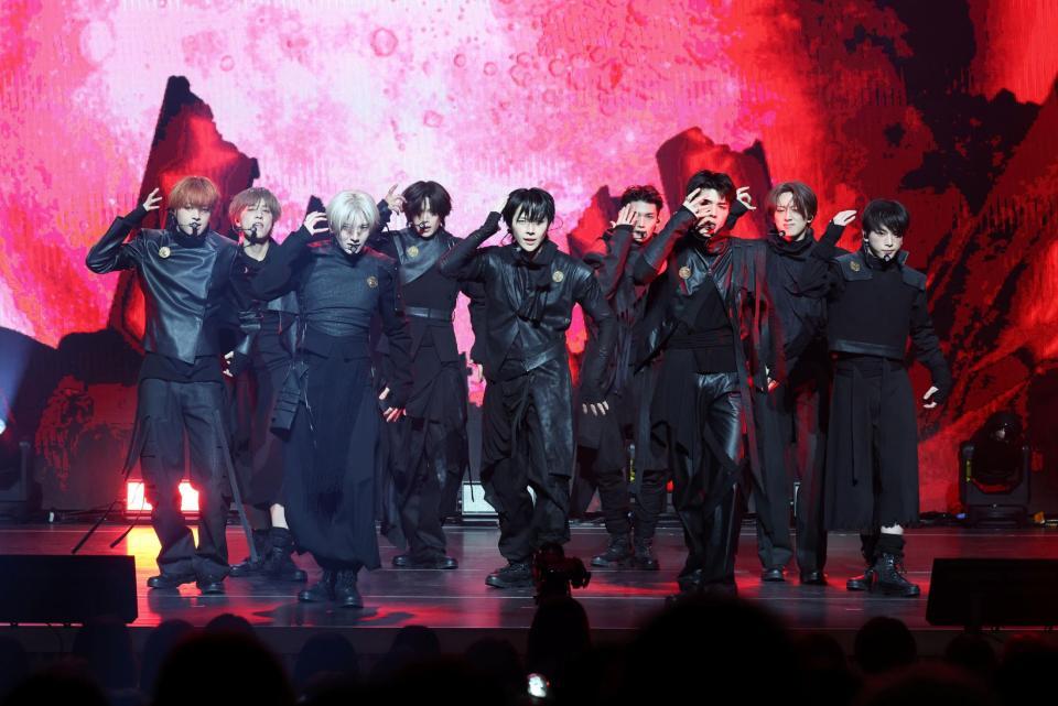 歌唱する＆ＴＥＡＭの（左から）ＥＪ、ＴＡＫＩ、ＹＵＭＡ、Ｋ、ＮＩＣＨＯＬＡＳ、ＪＯ、ＭＡＫＩ、ＦＵＭＡ、ＨＡＲＵＡ（撮影・石井剣太郎）