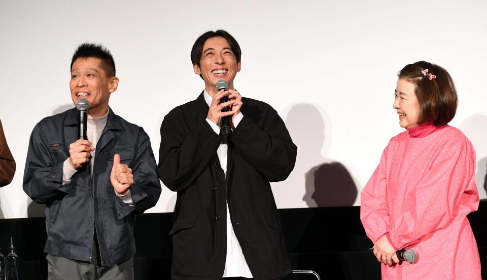 柳沢慎吾（左）と岸本加世子（右）がサプライズで登場し、爆笑する高橋一生（中央）＝ＴＯＨＯシネマズ六本木ヒルズ（撮影・佐藤厚）