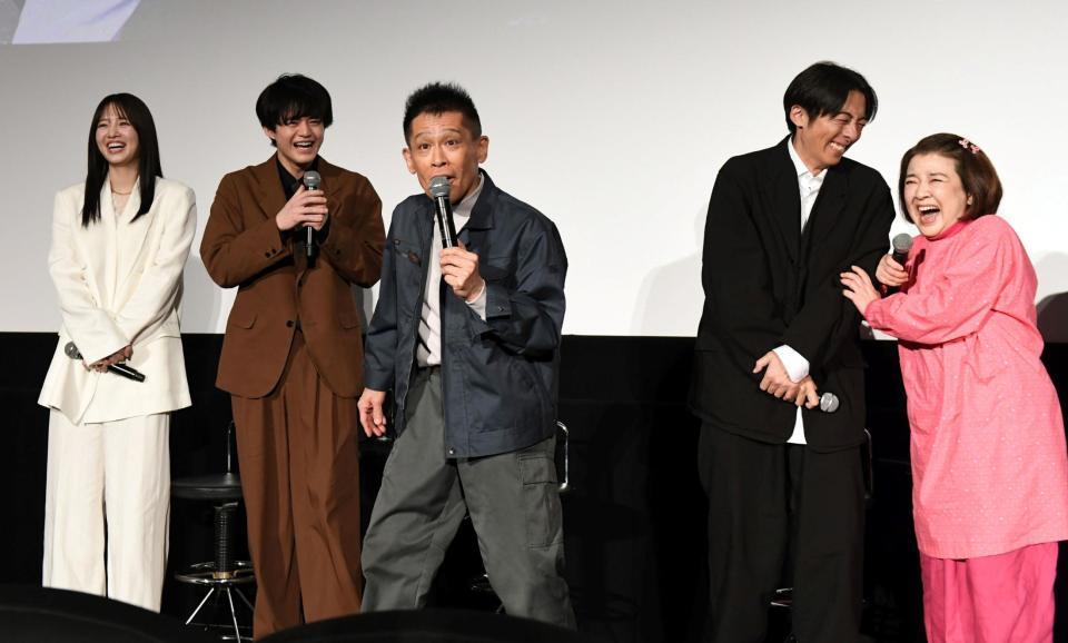 会場を爆笑の渦に包み込む柳沢慎吾（中央）＝ＴＯＨＯシネマズ六本木ヒルズ（撮影・佐藤厚）