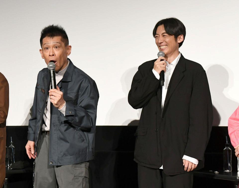 柳沢慎吾（左）のギャグ連発に爆笑する高橋一生＝ＴＯＨＯシネマズ六本木ヒルズ（撮影・佐藤厚）